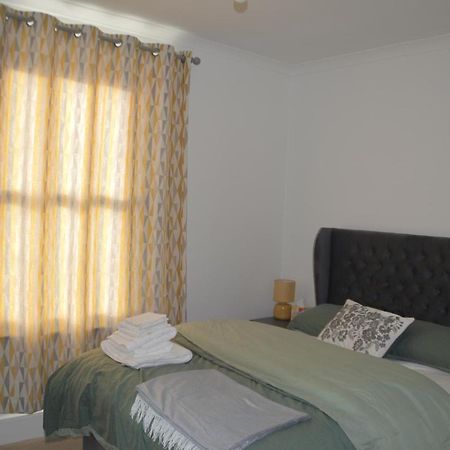 Two Bedroom Apartment In Лондон Экстерьер фото