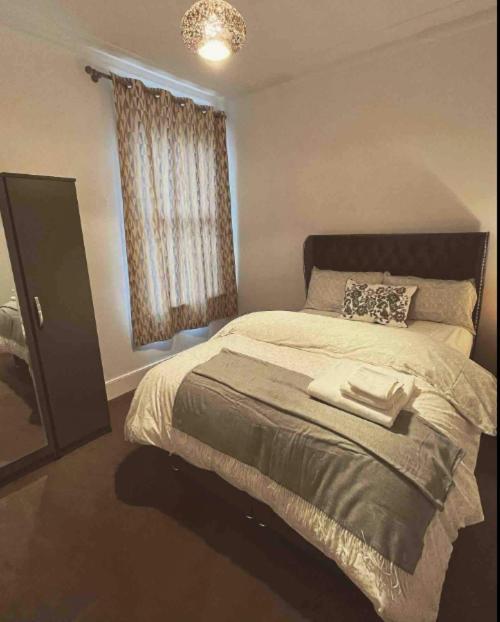 Two Bedroom Apartment In Лондон Экстерьер фото