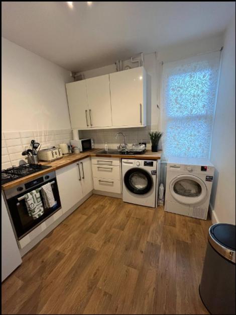 Two Bedroom Apartment In Лондон Экстерьер фото