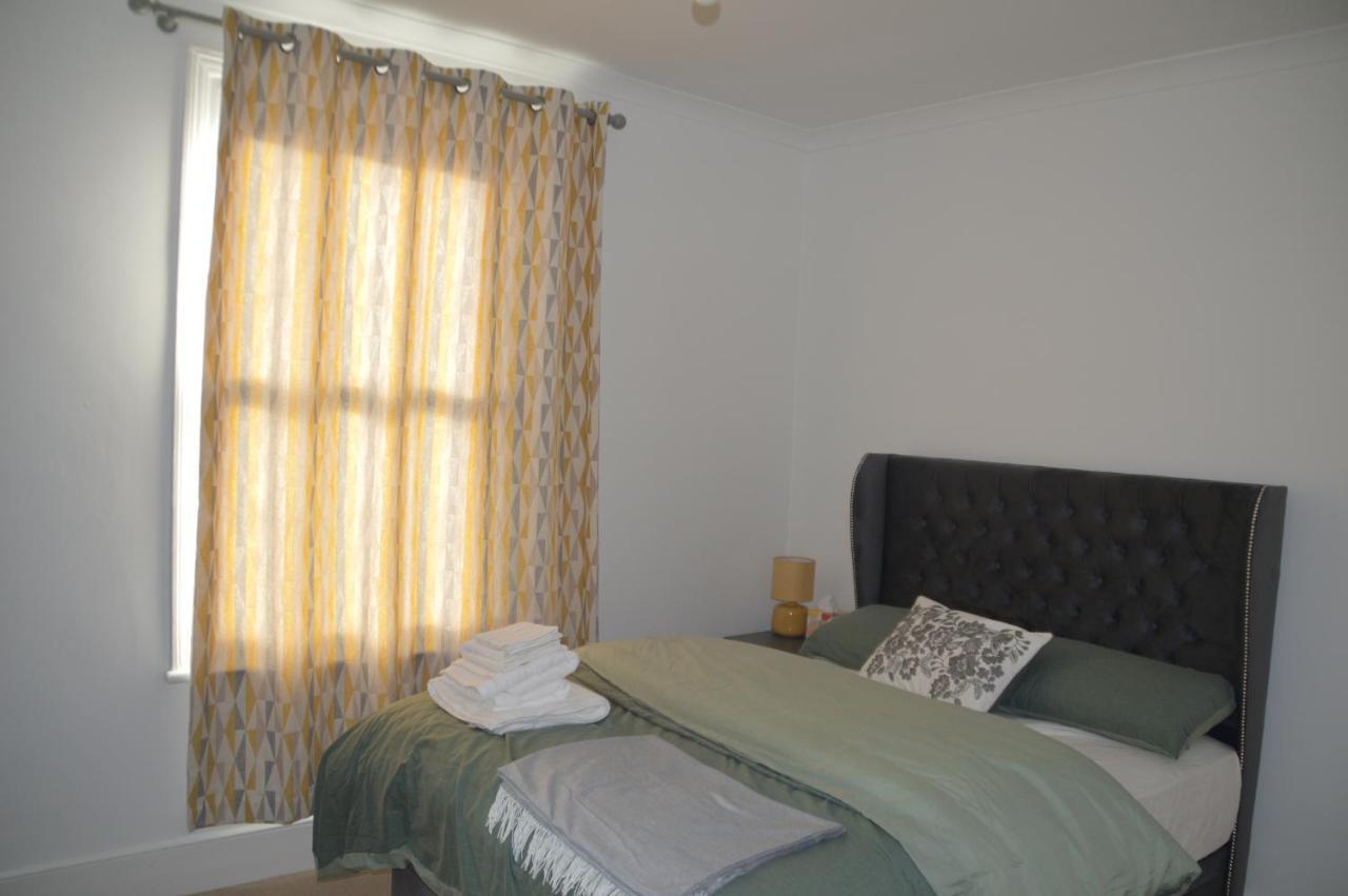 Two Bedroom Apartment In Лондон Экстерьер фото