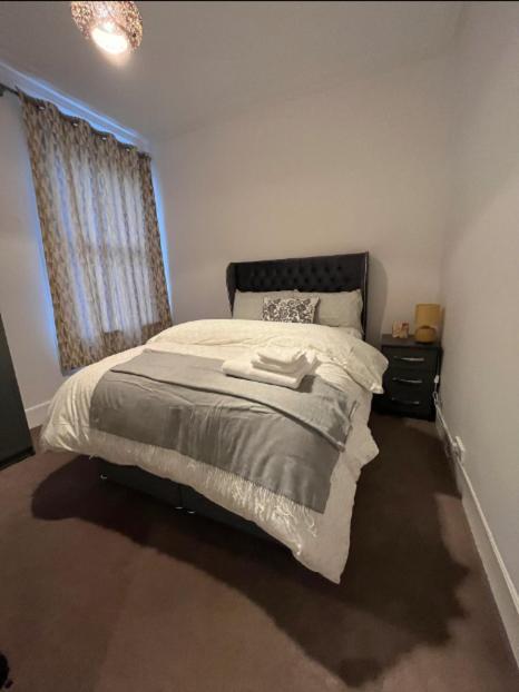 Two Bedroom Apartment In Лондон Экстерьер фото
